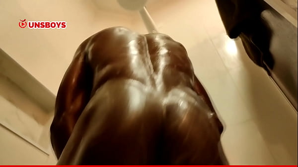 Garoto negro hetero tomando banho na casa do amigo gay 