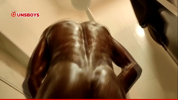 Play MP4 - Garoto negro hetero tomando banho na casa do amigo gay