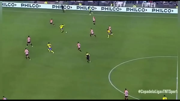 Aaron molinas pis&aacute;ndola y encarando 