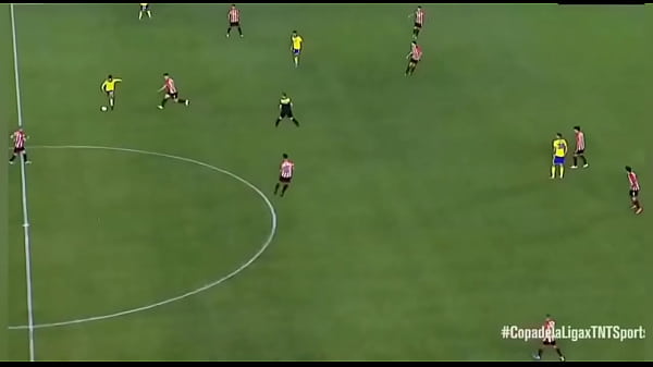 Aaron molinas pis&aacute;ndola y encarando 