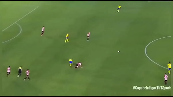 Aaron molinas pis&aacute;ndola y encarando 