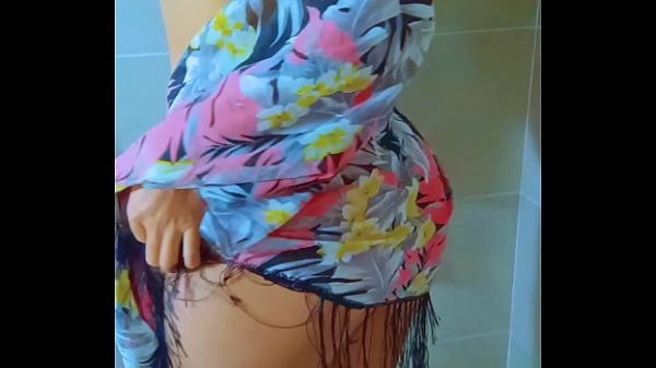 Play MP4 - Watch this stunning Brazilian beauty shower in a black string thong