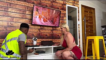 a tv da_minha vizinha travou e ela me chamou para arrombar seu cuzinho