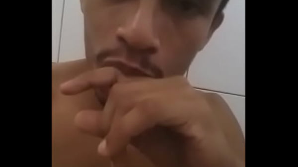 batendo uma no banheiro com gente de fora 