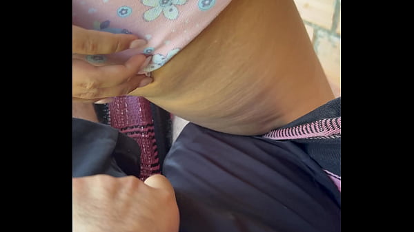 A el le encanta la adrenalina y se corre rapido cuando le salto en la polla mientras viene alguien 