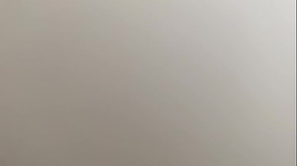 Yo espío a mi cuñada en la duchay la descubro_masturbándose (2)