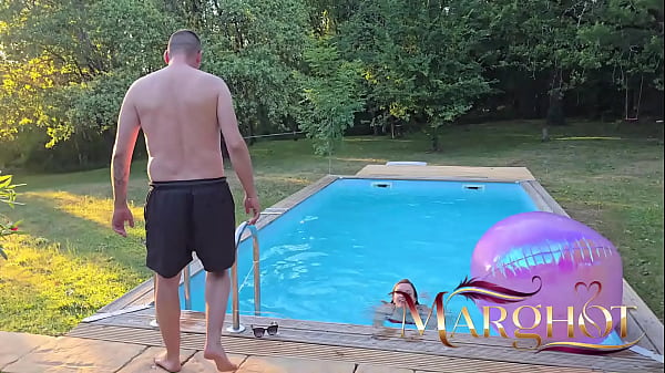 Mon mec cocu filme un fan me d&eacute;foncer sur la terrasse de la piscine 