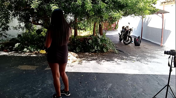 Novinha Dos Peitinhos Lindos Chegou Do Col&eacute;gio E Encontrou Seu Amigo Se Masturbando E Decidiu Ajudar thumbnail