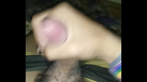 Chico gay se masturba mientras todos duermen 