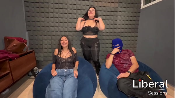 Play MP4 - Chica Petite de 19 a&ntilde;os es cogida por un chico de verga enorme