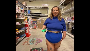 Nonton Bbw Newbie Eats Up At A Toy In The Middle Of A Pet Store thumbnail