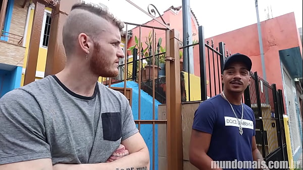 Play MP4 - Catadores de papel&atilde;o transando com dois amigos&excl;