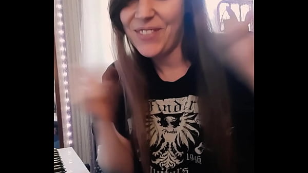 Gamergirlroxy playing the sims build 2 music 