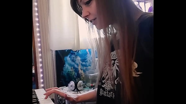 Gamergirlroxy_Playing_the SIMSbuild 2music
