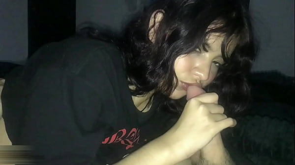 Play MP4 - Me toco el co&ntilde;o cachondo de mi hermanastra y semen en la boca mientras su novio est&aacute; en un viaje