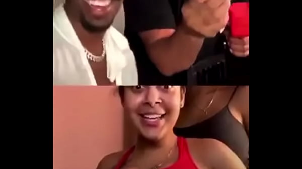 Jovencita muestra sus tetas por webcam