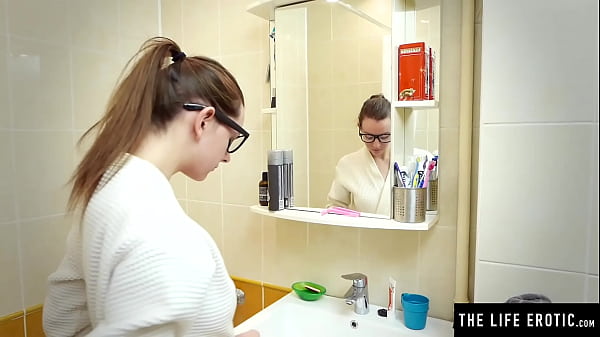 Watch this cute girl masturbate while shaving her hairy pussy