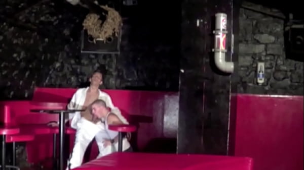 Mec Salope Humuli&eacute;r Dans Une Backroom thumbnail