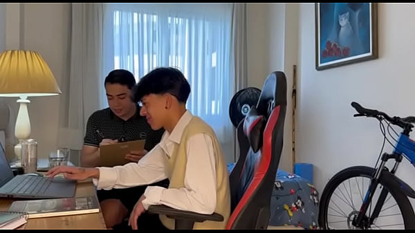 Play MP4 - os primos hot revezando o cuzinho do safado parte 1