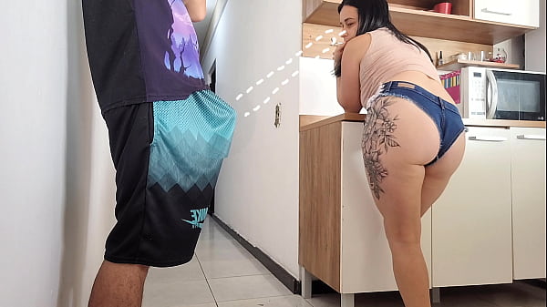 SEXO_ARRISCADO com amigo do_meu marido não_resisti_ver o seu pau ereto