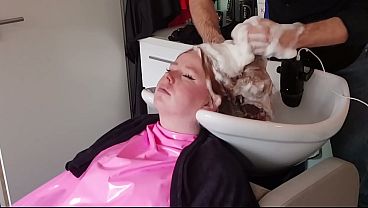 Woman Backward Hairwash 