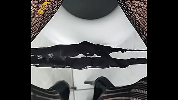 Deliciosa travesti desnuda, en zapatillas y mis pantimedias 