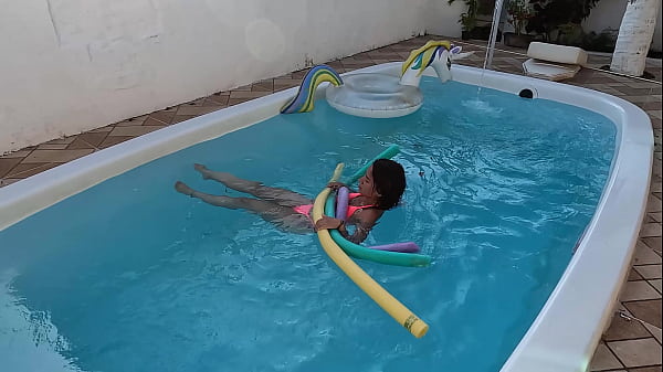 Play MP4 - Fudendo o rabo da ninfeta dentro da piscina - Kel Aguiar