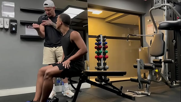 fodendo o rabo do moreno da academia 