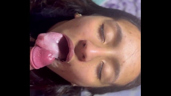 me la estoy follando y le gusta  llamar al novio a contarle 