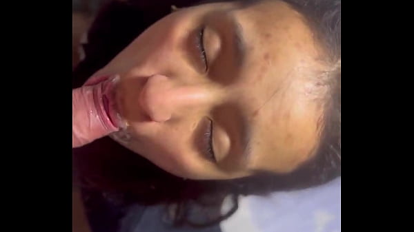 Play MP4 - le gusta follar con otro mientras  habla por tel&eacute;fono con el novio