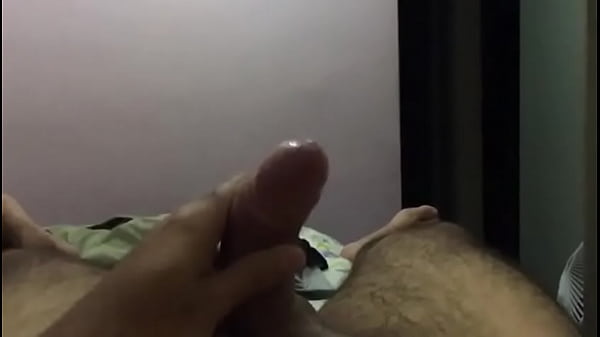 Gostoso batendo uma pra minha amiga