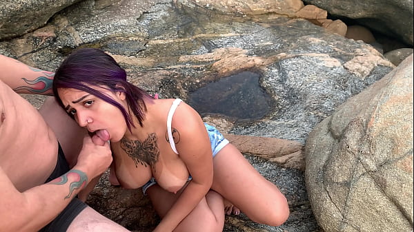 Gozei Na Boca Da Morena Nas Rochas Da Praia thumbnail