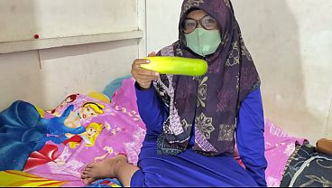 Wanita Berhijab Sedang Masturbasi thumbnail