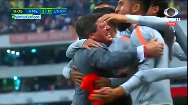 La invita a su casa y selo follan