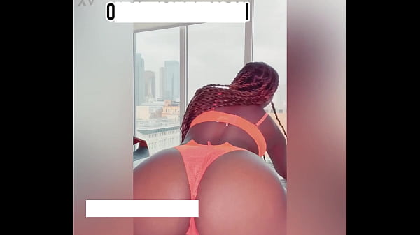 Dark skin shaking ass