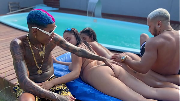 Festa_na mansão piscina com_a esposa_do meu_amigo e_sua enteada novinha