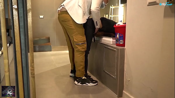 I'M STUCK HELP ME!! Moglie becca marito a_scoparsi la domestica incastratae poi finisce nel mezzo!!