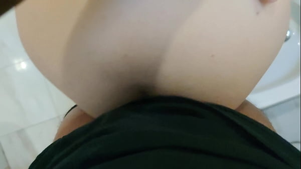 Play MP4 - Casi nos pillan follando en el ba&ntilde;o de casa de mi mejor amiga que estaba de cumplea&ntilde;os pero las ganas de follar eran mas grandes