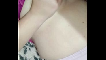 Tocandome las tetas acostada