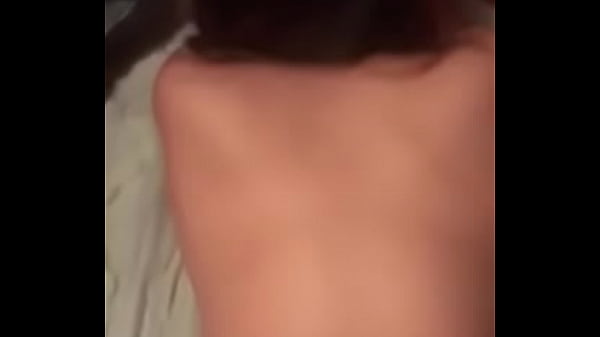 mi polola en la pieza con gente 