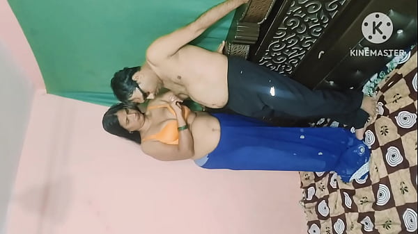 ससुर के न होने पर सासु की झांटे बनाकर चुदाई की thumbnail