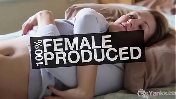 Hottie Yanks Girl  Kim Cums Plays In The Bath Tube 