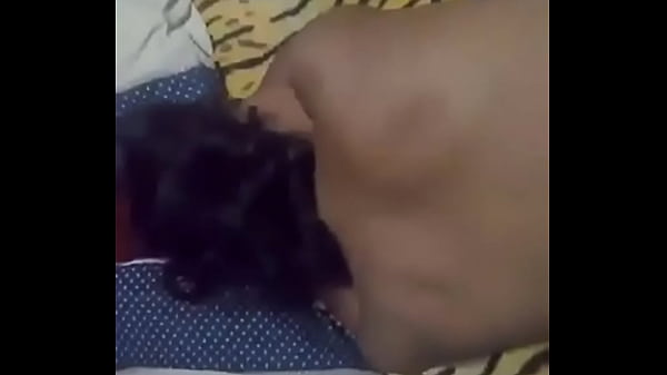 Play MP4 - ME COJO A LA MAM&Aacute; DE MI MEJOR AMIGO&comma; ES UNA PERRA