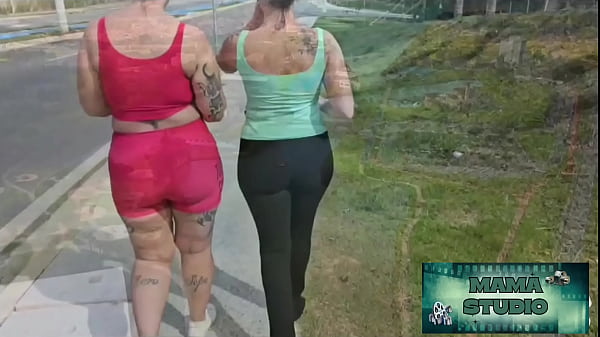 Nonton Mama Studio Em Era Para Ser Apenas Uma Caminhada Se Transformou Em Uma Cena De Total Libertinagem Ao Ar Livre thumbnail