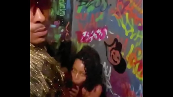 Nego Catra gozou_na minha_boquinha depois_de me fuder no_banheiro_da festa