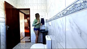 Nonton Step-niece Alone In The Bathroom Gets A Rub. Dryhump thumbnail