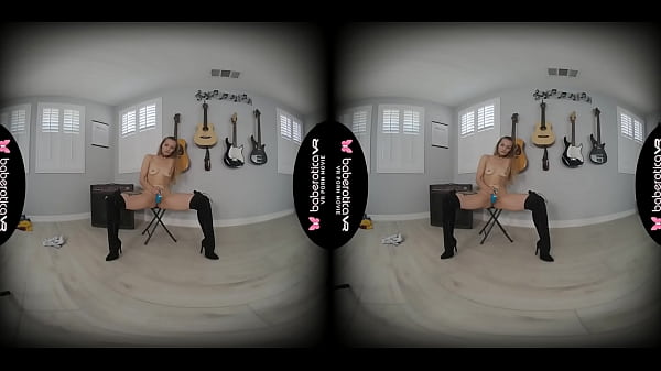 Solo babe_Luna Wulf is using a newvibrator in VR