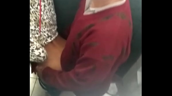 Velho pornozeiro fodendo cuzinho na rodo 