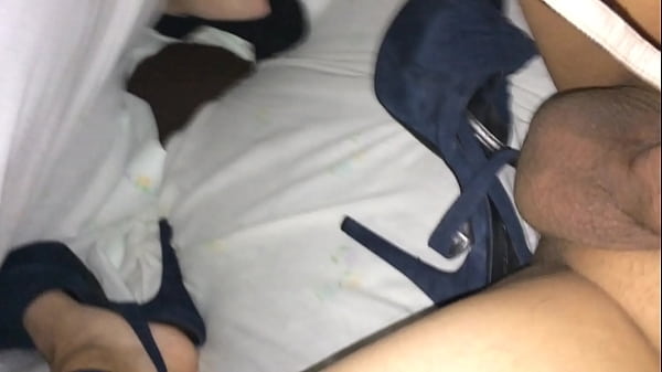 Eyaculando En Los Zapatos De Mi Novia thumbnail