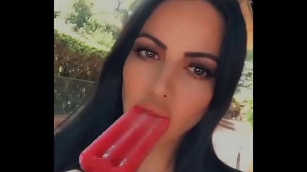 Jimena sexy en bikini ense&ntilde;ando nalgotas